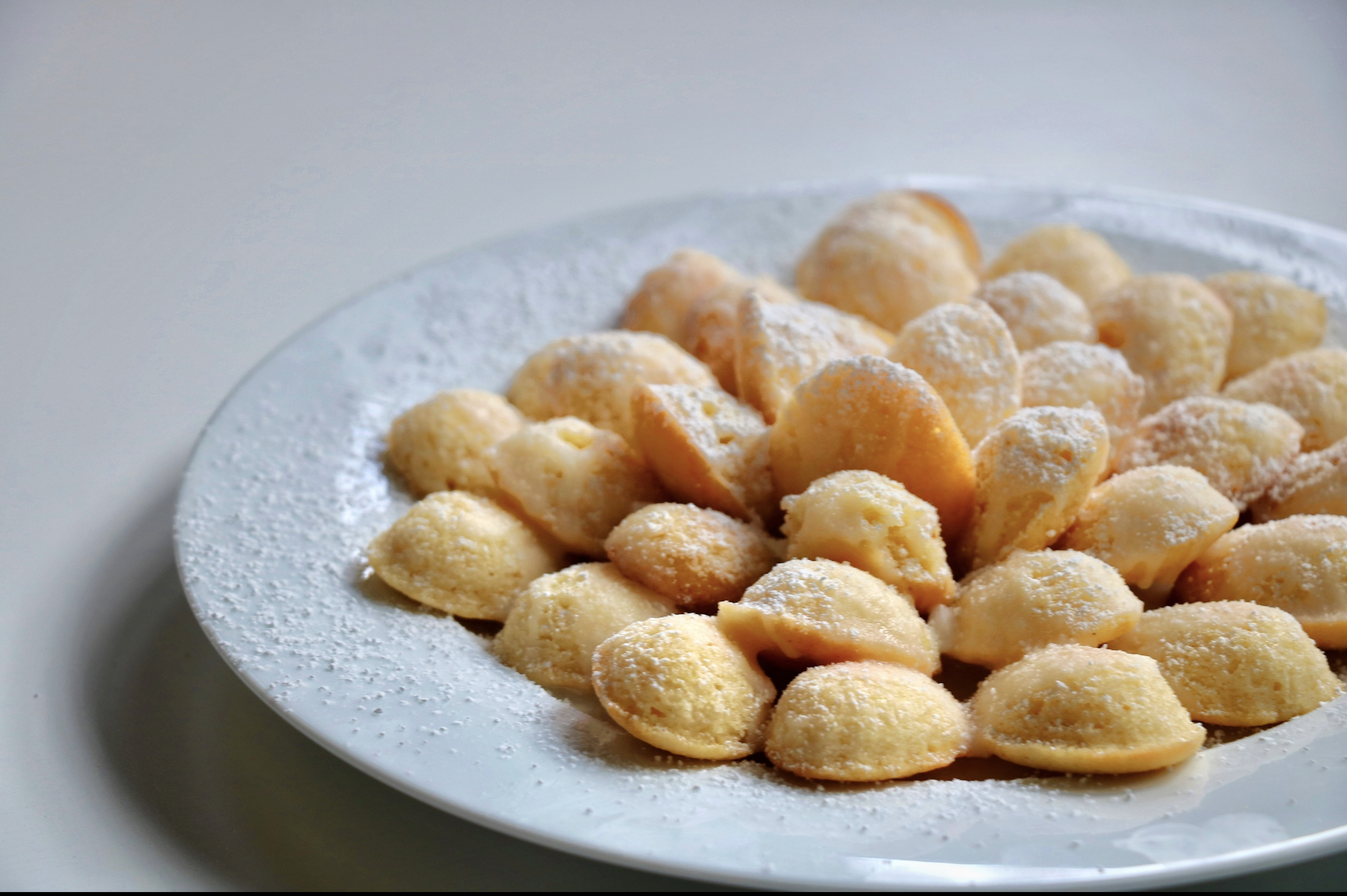 Lemon madeleines cake mini cakes yellow