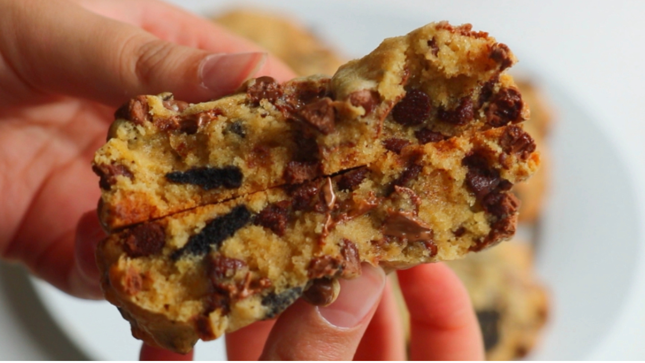 Cookies and cream chocolate chip cookies