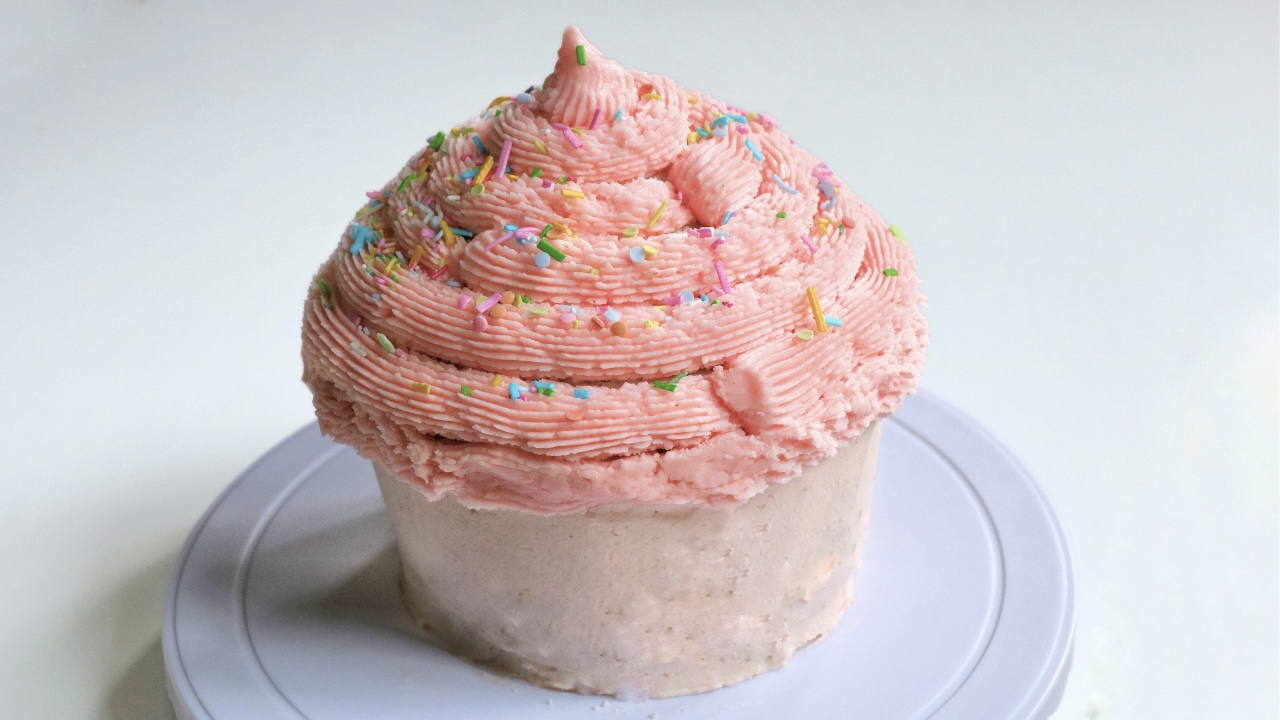 Chocolate Giant Cupcake Recipe  Baking, Recipes and Tutorials - The Pink  Whisk
